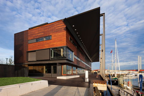 Library At The Dock - Hotel Gold Coast 0