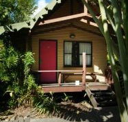 Magnum's Backpackers Bar - Hotel Gold Coast