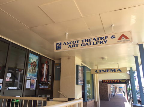 SALA 2020 Exhibition At The Ascot Community Exhibition Art Gallery. - Hotel Gold Coast 1