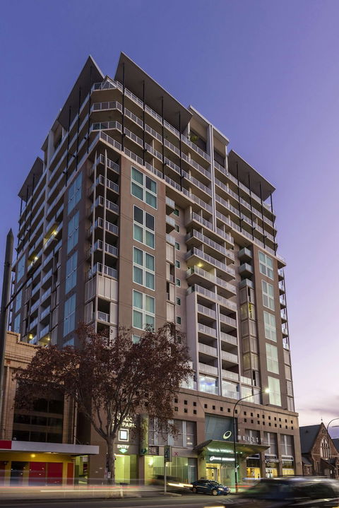 Oaks Adelaide Embassy Suites - Hotel Gold Coast 2