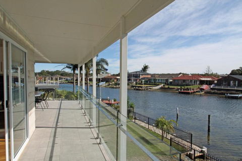 Unbeatable Waterfront Location - Hotel Gold Coast 6