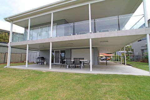 Unbeatable Waterfront Location - Hotel Gold Coast 3