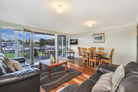 JOHANSSONS PERCH No. 1 - Hotel Gold Coast 0