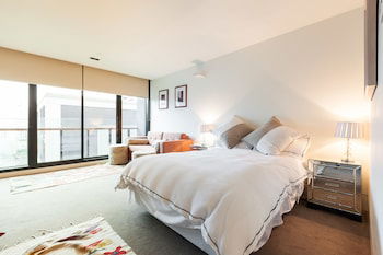 CELESTE, 1BDR East Melbourne Apartment - Hotel Gold Coast 0