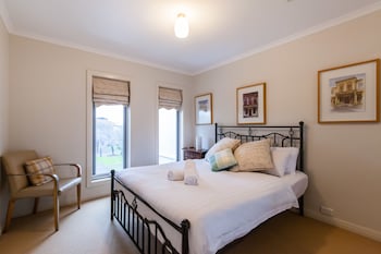 JASMINE, 2BDR Port Melbourne House - Hotel Gold Coast 0