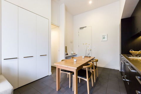 GEORGE, 1BDR North Melbourne Apartment - Hotel Gold Coast 2