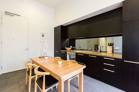 GEORGE, 1BDR North Melbourne Apartment - Hotel Gold Coast 3