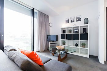 ROBYN, 1BDR Melbourne Apartment - Hotel Gold Coast 0