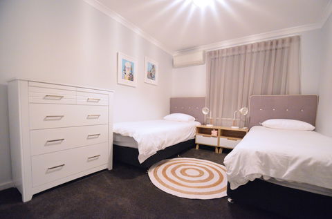 Halcyon Daze - Hotel Gold Coast 1
