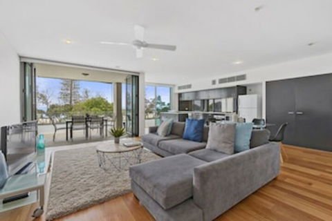 KINGSCLIFF NOR NOR EAST 101 On MARINE PARADE - Hotel Gold Coast 0