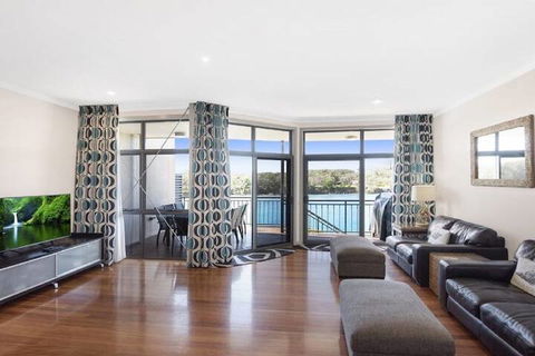 Absolute Creek Front Villa - Hotel Gold Coast 2