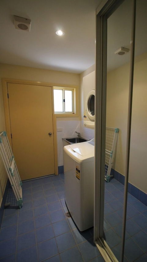 Torino 3 - Lake Jindabyne & Snowy Mountain Views - Hotel Gold Coast 0