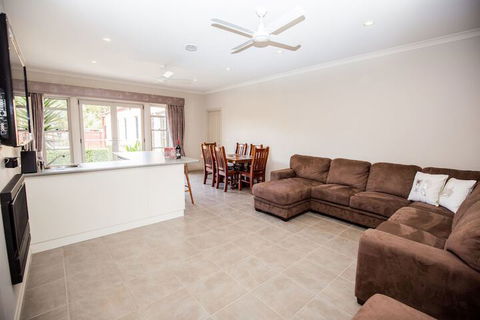 BEL MIREN DUSTY MILLER - Hotel Gold Coast 3