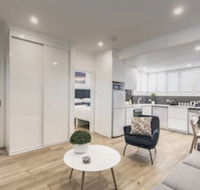 Quiet Spacious Apt with AIR CONDITIONING  Netflix - Hotel Gold Coast