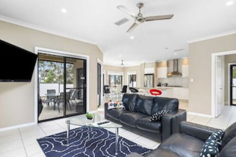 Central Gold Coast Large, Modern, Elevated Home - Hotel Gold Coast 2