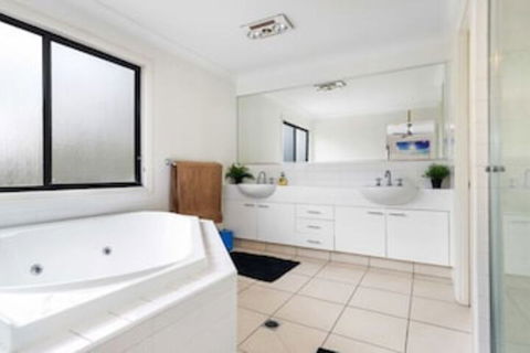 Central Gold Coast Large, Modern, Elevated Home - Hotel Gold Coast 3