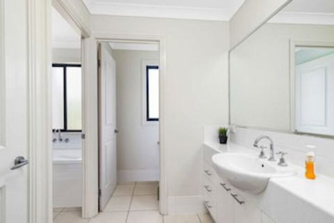 Central Gold Coast Large, Modern, Elevated Home - Hotel Gold Coast 4