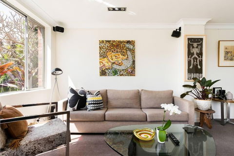Waterfront Apartment Brimming With Inspirational Artwork - Hotel Gold Coast 6