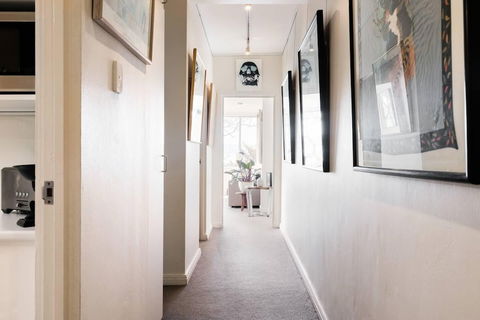 Waterfront Apartment Brimming With Inspirational Artwork - Hotel Gold Coast 2