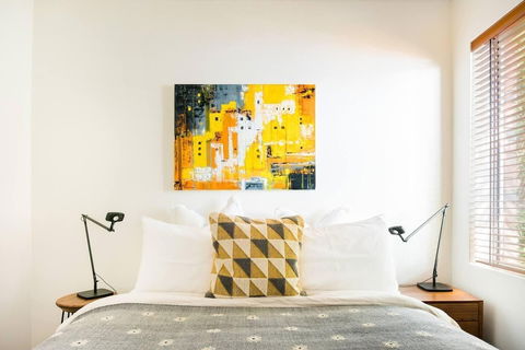 Waterfront Apartment Brimming With Inspirational Artwork - Hotel Gold Coast 3