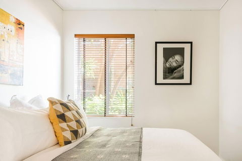 Waterfront Apartment Brimming With Inspirational Artwork - Hotel Gold Coast 4