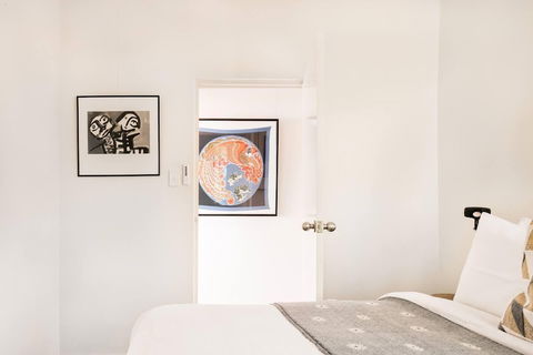 Waterfront Apartment Brimming With Inspirational Artwork - Hotel Gold Coast 1