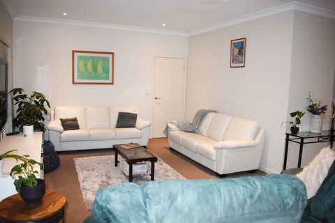 Large House With Pool - Hotel Gold Coast 3