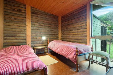 98 Ocean Parade Rustic Log Cabin - Hotel Gold Coast 2