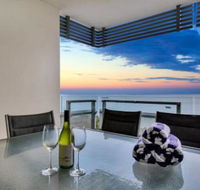 Oceana Darwin Central Oceanfront 3 bedroom 2 Lounge Room Pool Gym Tennis Court Sleeps 9 - Hotel Gold Coast