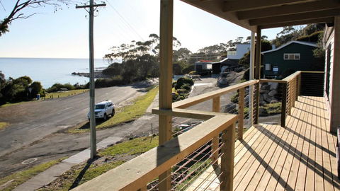 KINGFISHER COTTAGE Beachfront At The Binalong Bay - Hotel Gold Coast 4