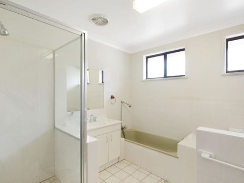 37 Mort Avenue - Hotel Gold Coast 3