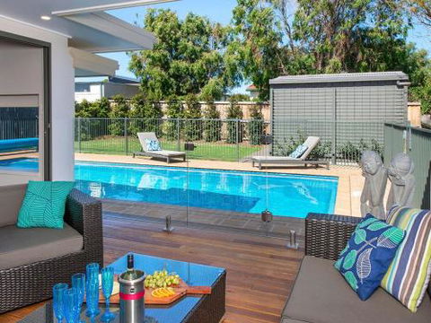 Emerald Coastal Walk Swimming Pool Pet Friendly - Hotel Gold Coast 3