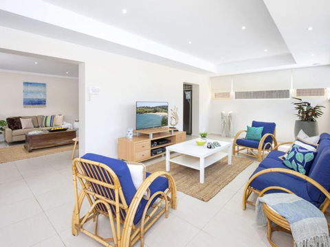 Emerald Coastal Walk Swimming Pool Pet Friendly - Hotel Gold Coast 6
