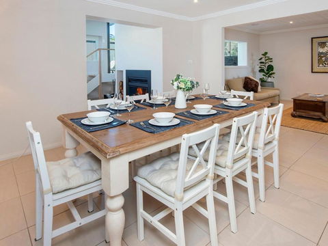 Emerald Coastal Walk Swimming Pool Pet Friendly - Hotel Gold Coast 1