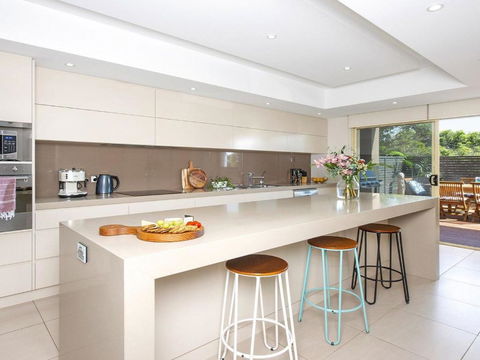 Emerald Coastal Walk Swimming Pool Pet Friendly - Hotel Gold Coast 5
