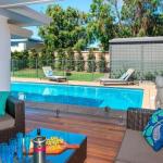 Emerald Coastal Walk Swimming Pool Pet Friendly - Hotel Gold Coast 0