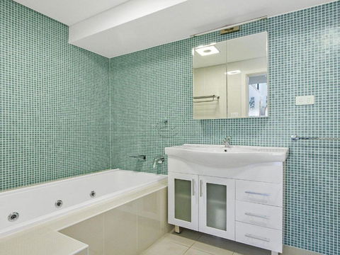 Serene Spacious Air Conditioned Accommodation - Hotel Gold Coast 2