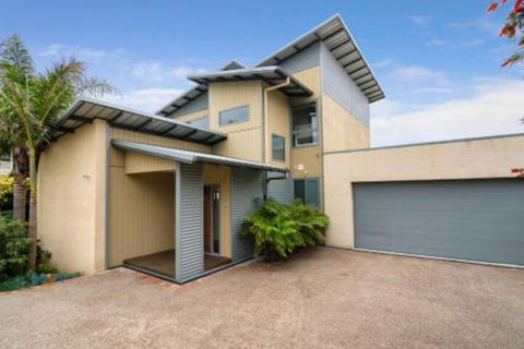 PIER 55 DROMANA... - Hotel Gold Coast 4