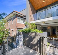 HomeHotel High End 3 Bedroom Terrace with Parking - Hotel Gold Coast