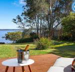 Braeside waterfront fireplace - Hotel Gold Coast