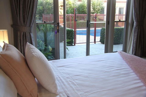 BEL MIREN SARAH LOUISA - Hotel Gold Coast 3