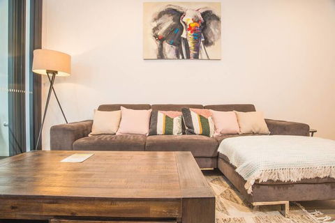 Oud Wood Apartment - Hotel Gold Coast 5