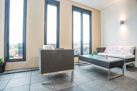 Oud Wood Apartment - Hotel Gold Coast 3