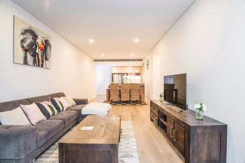 Oud Wood Apartment - Hotel Gold Coast 4