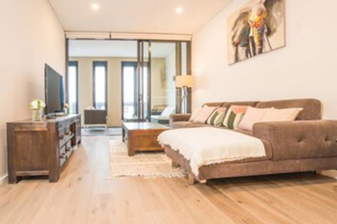 Oud Wood Apartment - Hotel Gold Coast 0