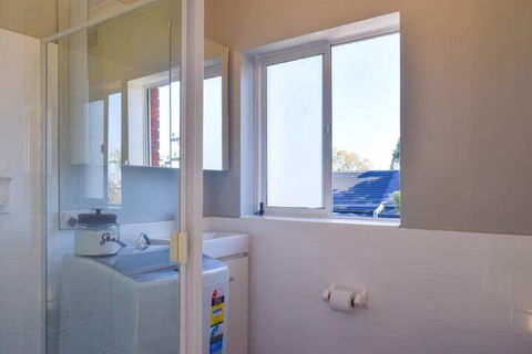 Sun-drenched 1 Bed Studio Apartment In Newtown - Hotel Gold Coast 2