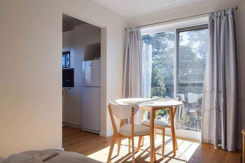 Sun-drenched 1 Bed Studio Apartment In Newtown - Hotel Gold Coast 4