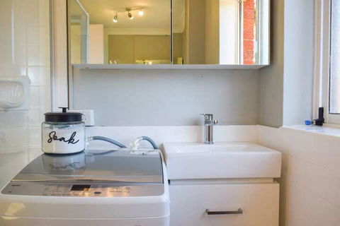 Sun-drenched 1 Bed Studio Apartment In Newtown - Hotel Gold Coast 7