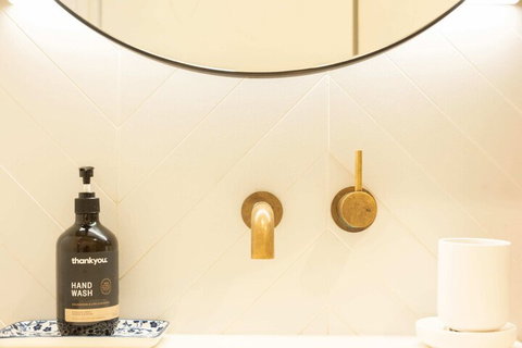 Trendy 1 Bedroom Apartment In The Heart Of Collingwood - Hotel Gold Coast 1