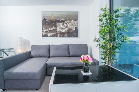 Minimalism Modern Apartment With Water View - Hotel Gold Coast 7